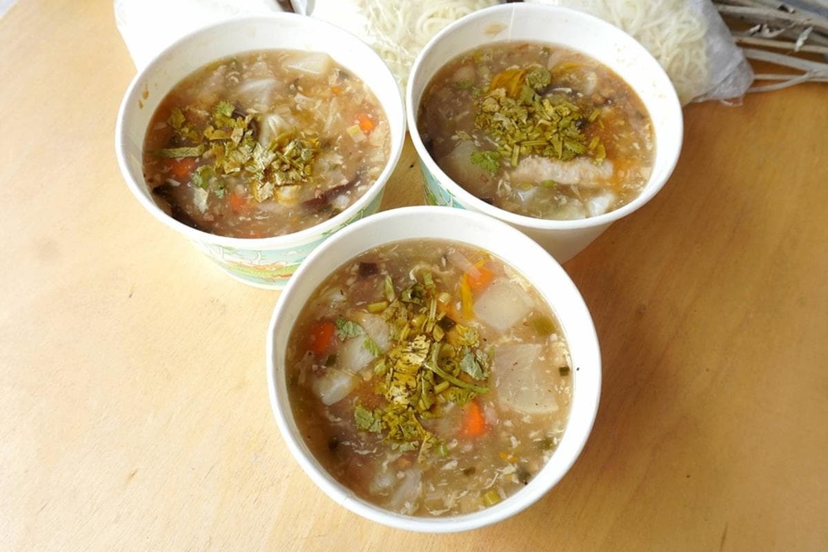 多到直接溢出來!滿料「古早味魯麵」大骨熬製羹湯超鮮美,配大塊肉丸扎實口感更過癮 多到直接溢出來!滿料「古早味魯麵」大骨熬製羹湯超鮮美,配大塊肉丸扎實口感更過癮
