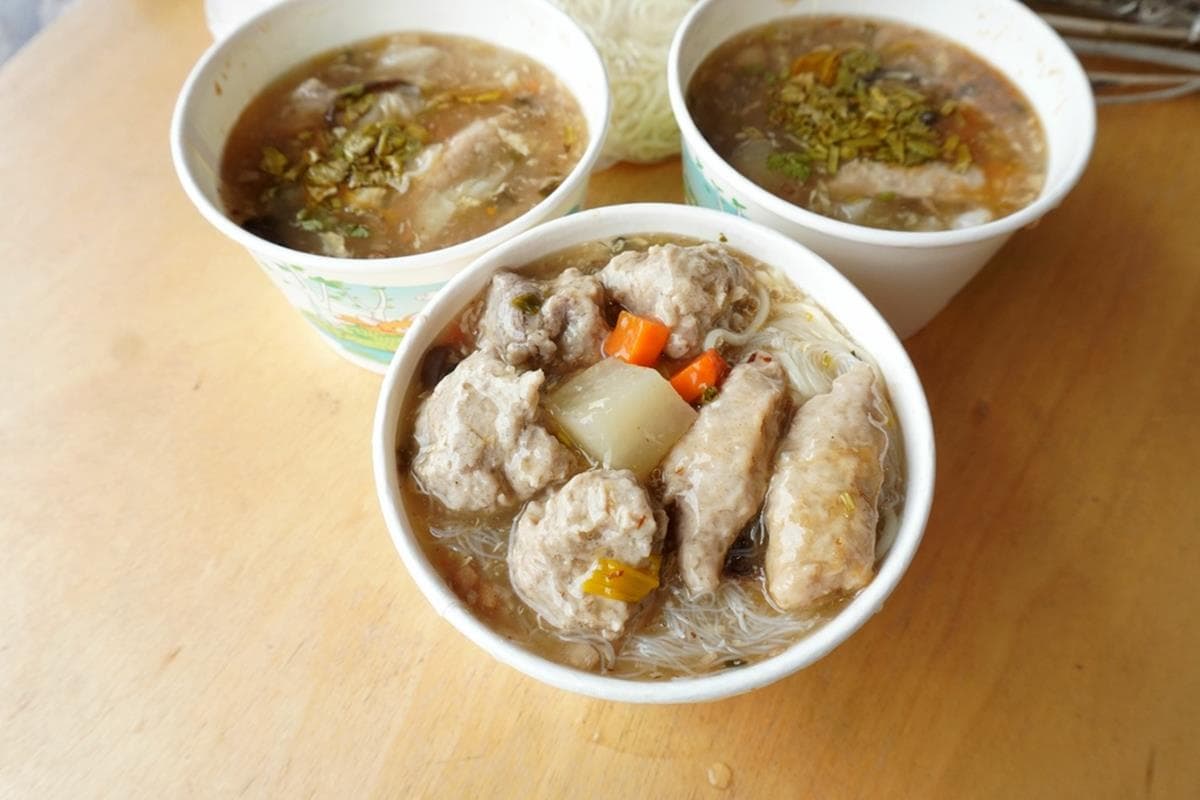 多到直接溢出來!滿料「古早味魯麵」大骨熬製羹湯超鮮美,配大塊肉丸扎實口感更過癮 多到直接溢出來!滿料「古早味魯麵」大骨熬製羹湯超鮮美,配大塊肉丸扎實口感更過癮