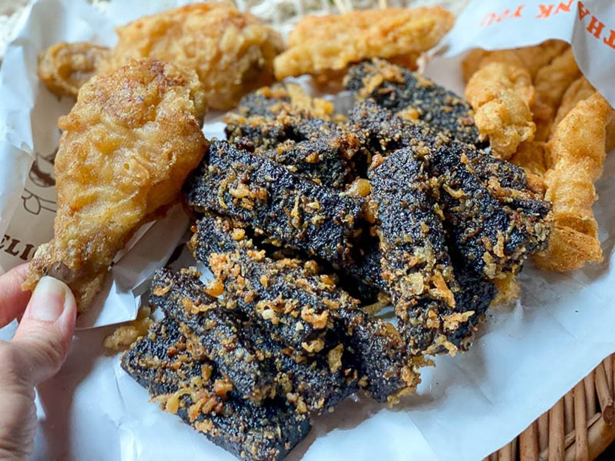 台式下午茶!網推炸物攤必吃「招牌炸米血」外酥內Q超唰嘴,奶香脆皮雞腿加辣粉更開胃 台式下午茶!網推炸物攤必吃「招牌炸米血」外酥內Q超唰嘴,奶香脆皮雞腿加辣粉更開胃