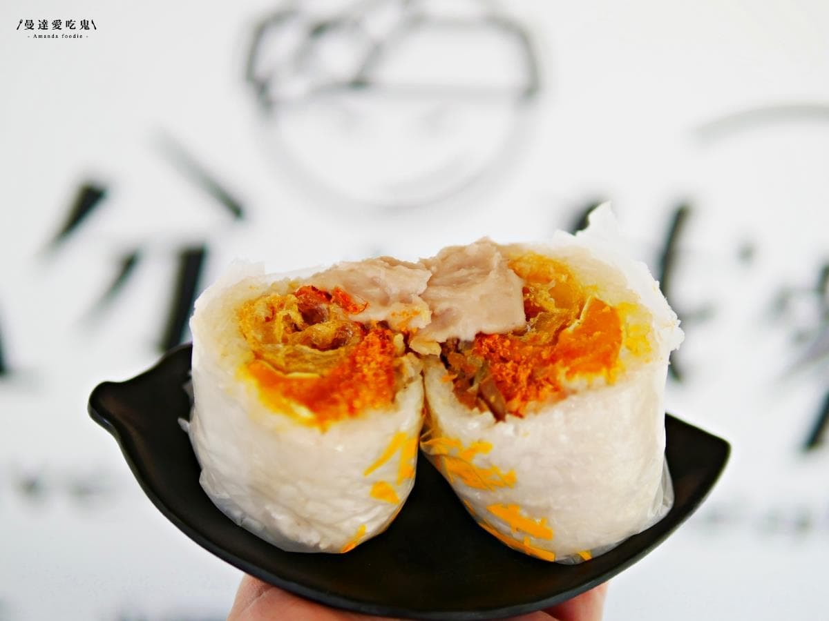 超有哏早餐!「黑金飯糰」皮蛋+鹹蛋黃愈吃愈唰嘴,「川味鍋燒麵」香麻微辣好過癮 超有哏早餐!「黑金飯糰」皮蛋+鹹蛋黃愈吃愈唰嘴,「川味鍋燒麵」香麻微辣好過癮