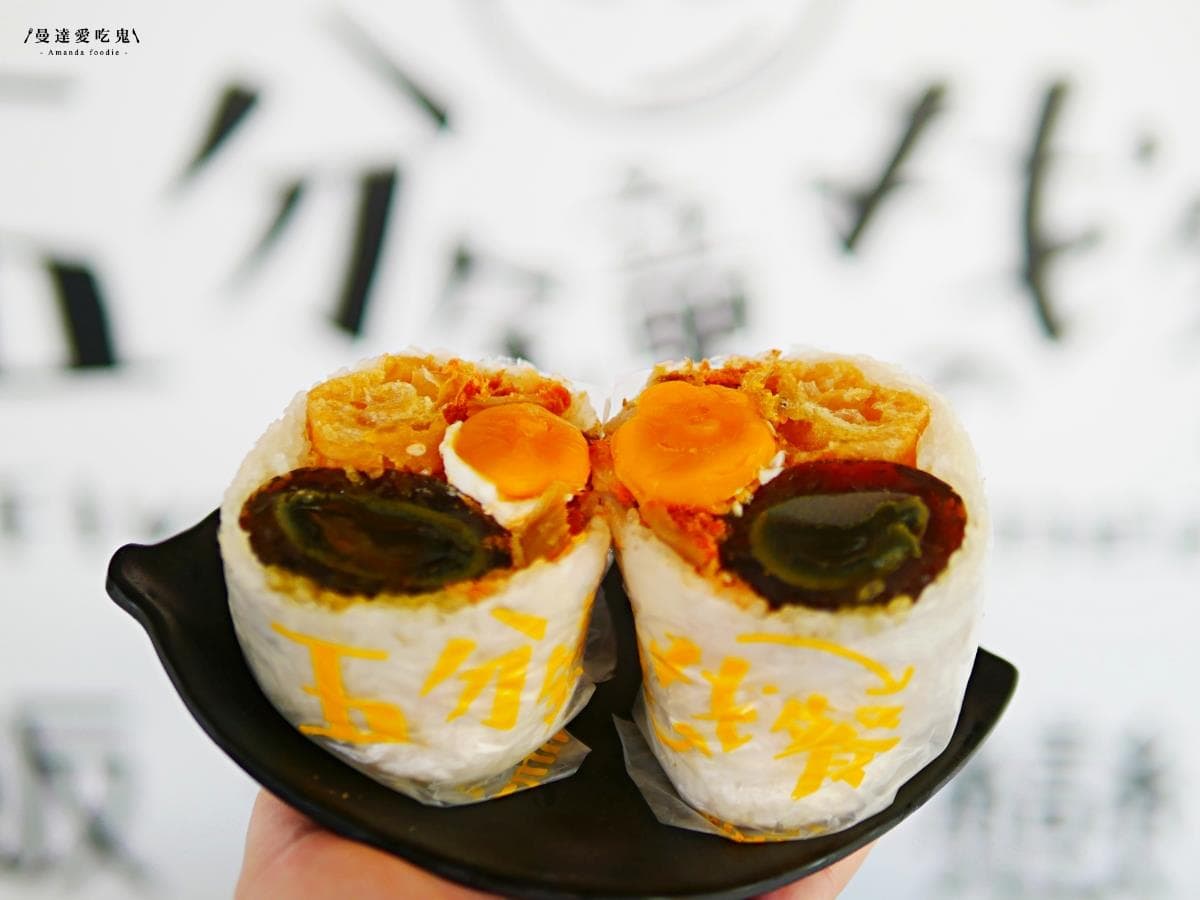 超有哏早餐!「黑金飯糰」皮蛋+鹹蛋黃愈吃愈唰嘴,「川味鍋燒麵」香麻微辣好過癮 超有哏早餐!「黑金飯糰」皮蛋+鹹蛋黃愈吃愈唰嘴,「川味鍋燒麵」香麻微辣好過癮