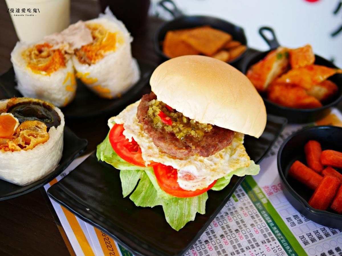 超有哏早餐!「黑金飯糰」皮蛋+鹹蛋黃愈吃愈唰嘴,「川味鍋燒麵」香麻微辣好過癮 超有哏早餐!「黑金飯糰」皮蛋+鹹蛋黃愈吃愈唰嘴,「川味鍋燒麵」香麻微辣好過癮