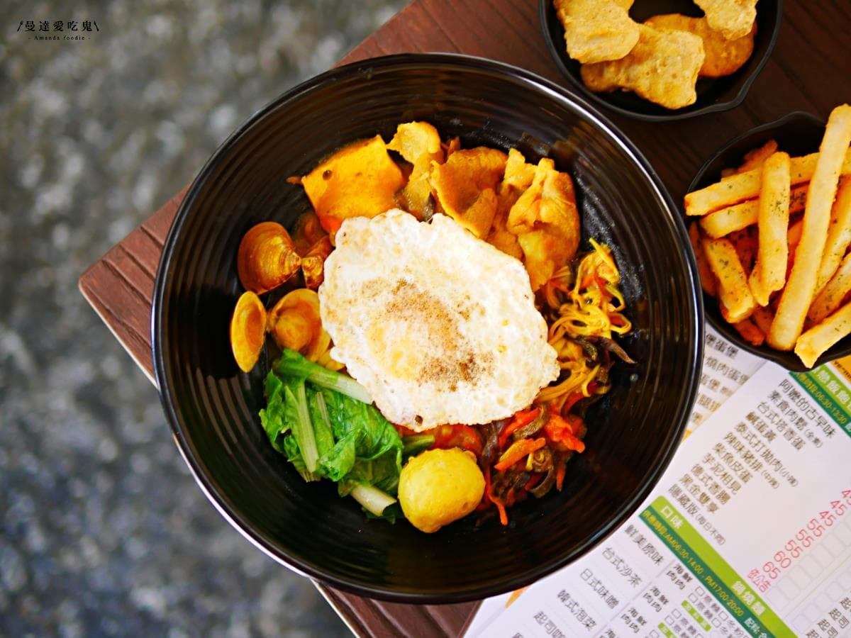 超有哏早餐!「黑金飯糰」皮蛋+鹹蛋黃愈吃愈唰嘴,「川味鍋燒麵」香麻微辣好過癮 超有哏早餐!「黑金飯糰」皮蛋+鹹蛋黃愈吃愈唰嘴,「川味鍋燒麵」香麻微辣好過癮