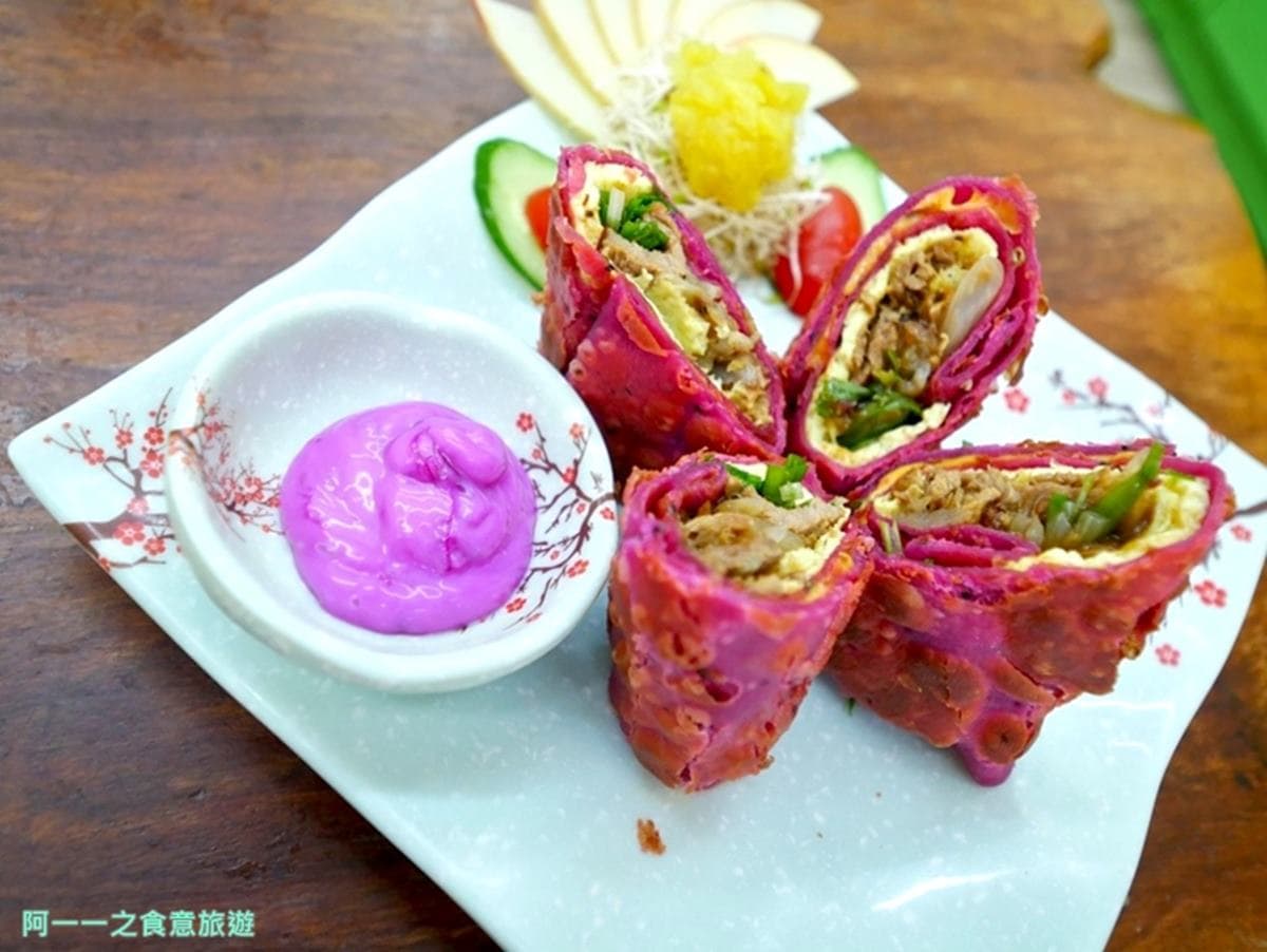 隱藏版超吸睛小吃!打卡必點粉紫色「火龍果捲餅」,爆漿漂漂包邪惡度破表 隱藏版超吸睛小吃!打卡必點粉紫色「火龍果捲餅」,爆漿漂漂包邪惡度破表