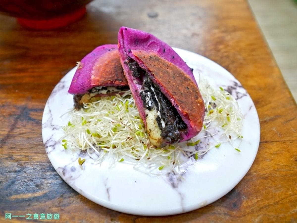 隱藏版超吸睛小吃!打卡必點粉紫色「火龍果捲餅」,爆漿漂漂包邪惡度破表 隱藏版超吸睛小吃!打卡必點粉紫色「火龍果捲餅」,爆漿漂漂包邪惡度破表