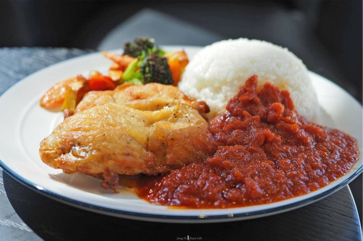 秒飛奈及利亞!異國風咖啡廳必嘗酸甜「番茄雞腿飯」,花生香「肉串」配啤酒吃法最道地 秒飛奈及利亞!異國風咖啡廳必嘗酸甜「番茄雞腿飯」,花生香「肉串」配啤酒吃法最道地
