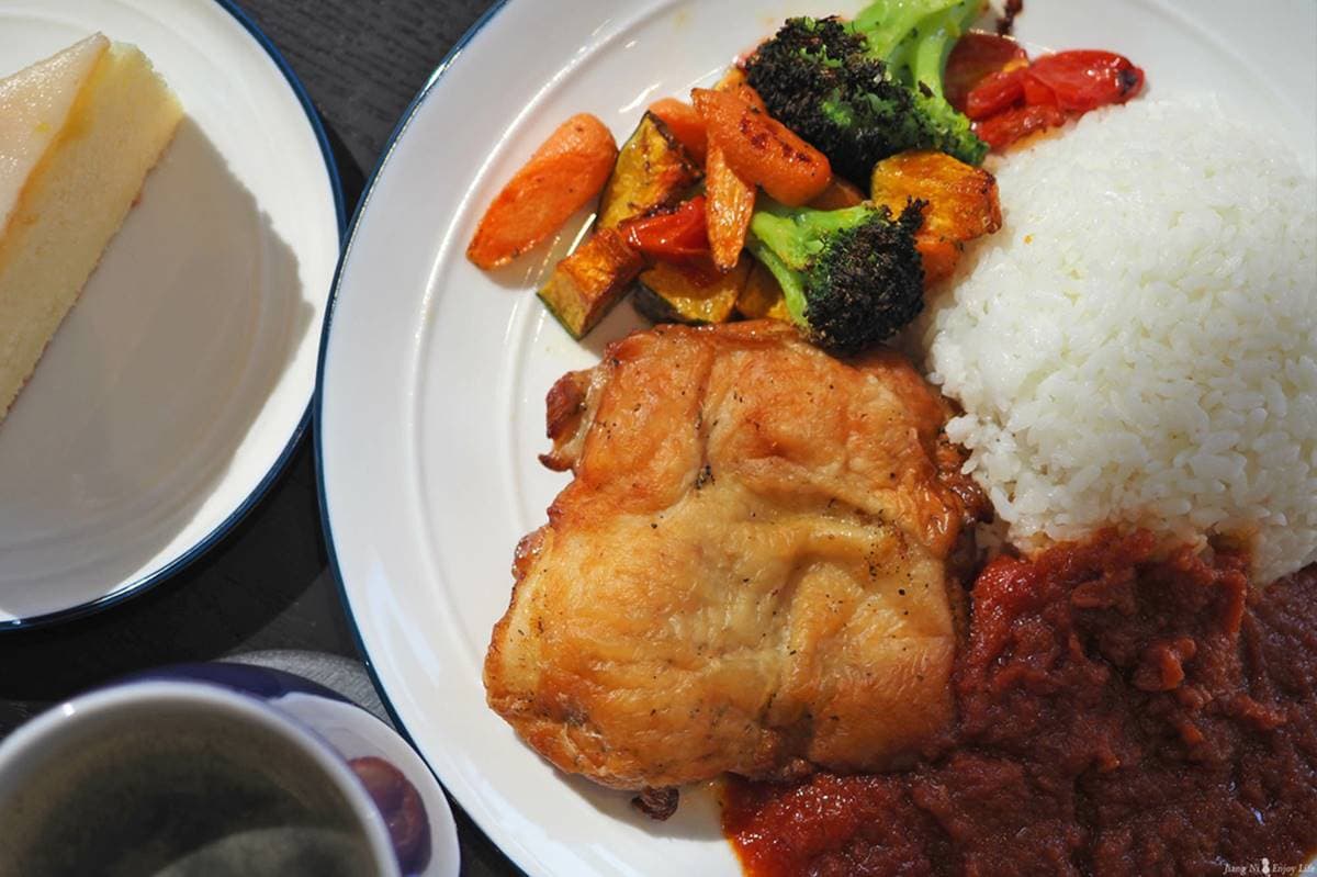 秒飛奈及利亞!異國風咖啡廳必嘗酸甜「番茄雞腿飯」,花生香「肉串」配啤酒吃法最道地 秒飛奈及利亞!異國風咖啡廳必嘗酸甜「番茄雞腿飯」,花生香「肉串」配啤酒吃法最道地