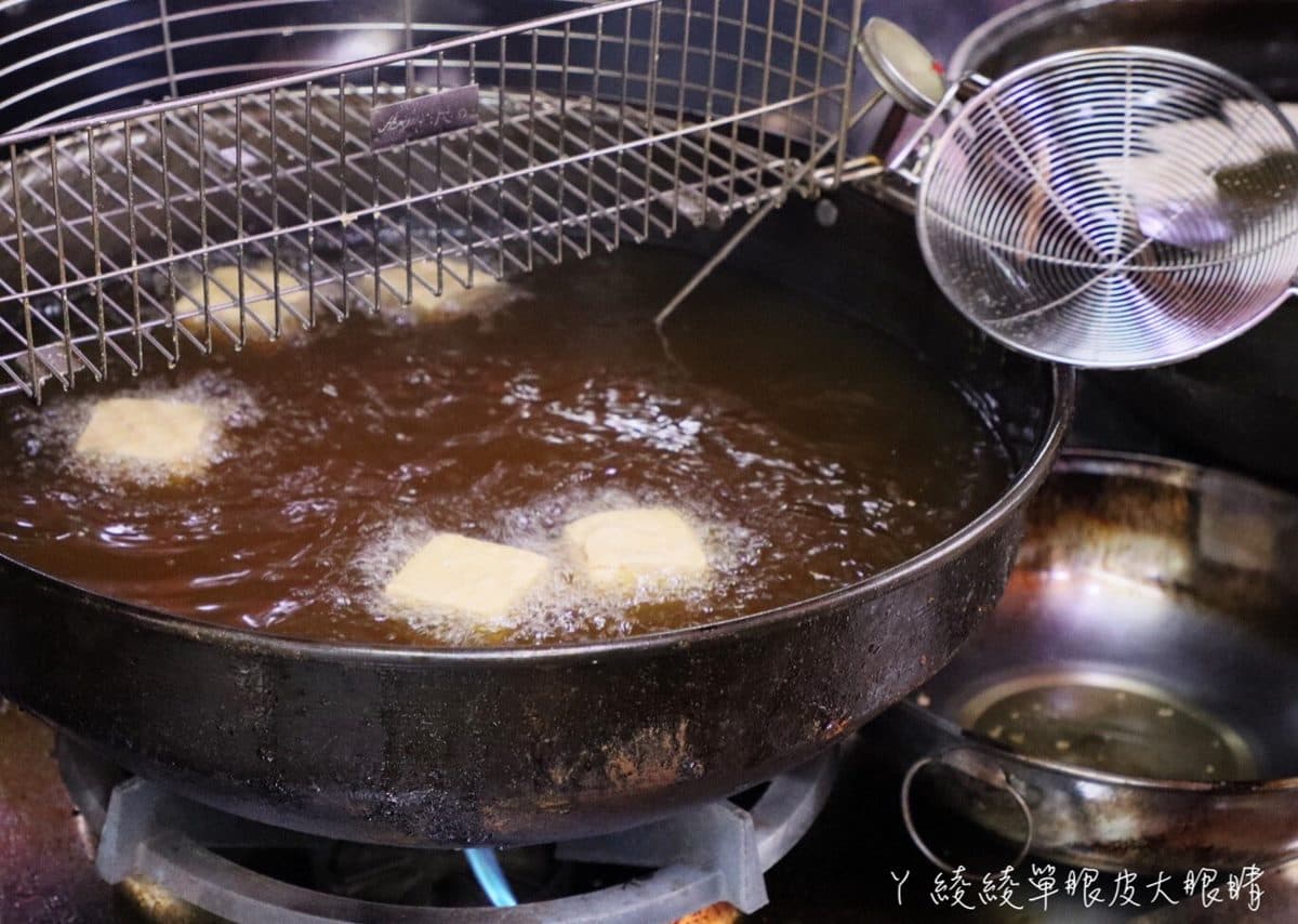 【新開店】必加祕方辣醬!酥脆臭豆腐「薄皮」口感像吃雞蛋糕,搭滿料小腸豬血湯更對味 【新開店】必加祕方辣醬!酥脆臭豆腐「薄皮」口感像吃雞蛋糕,搭滿料小腸豬血湯更對味
