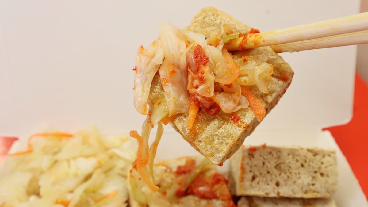 【新開店】必加祕方辣醬!酥脆臭豆腐「薄皮」口感像吃雞蛋糕,搭滿料小腸豬血湯更對味 【新開店】必加祕方辣醬!酥脆臭豆腐「薄皮」口感像吃雞蛋糕,搭滿料小腸豬血湯更對味