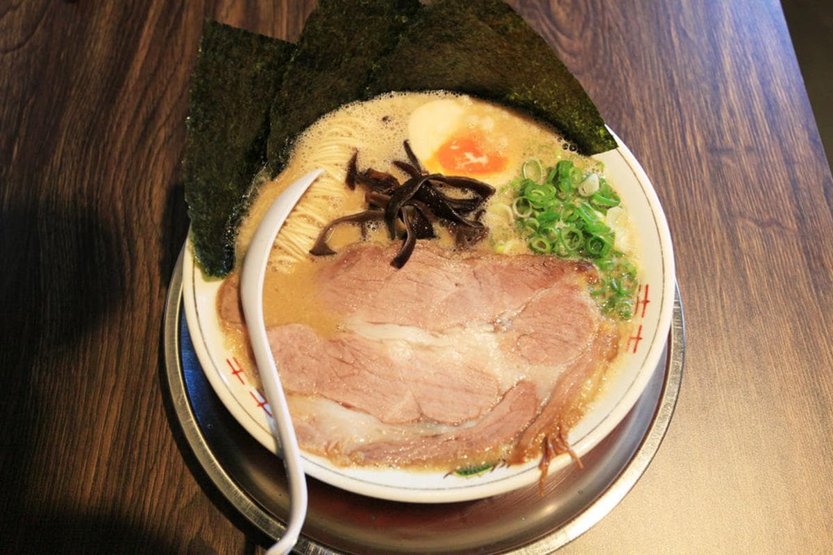 秒飛日本!超道地「豬背脂」豚骨拉麵重口味會愛,平日限定「魚介沾麵」叉燒重達50克 秒飛日本!超道地「豬背脂」豚骨拉麵重口味會愛,平日限定「魚介沾麵」叉燒重達50克
