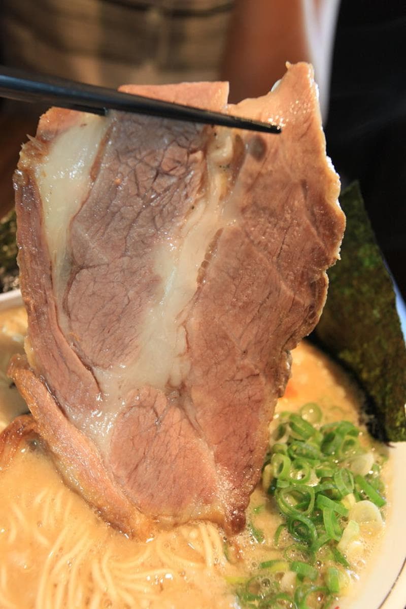 秒飛日本!超道地「豬背脂」豚骨拉麵重口味會愛,平日限定「魚介沾麵」叉燒重達50克 秒飛日本!超道地「豬背脂」豚骨拉麵重口味會愛,平日限定「魚介沾麵」叉燒重達50克