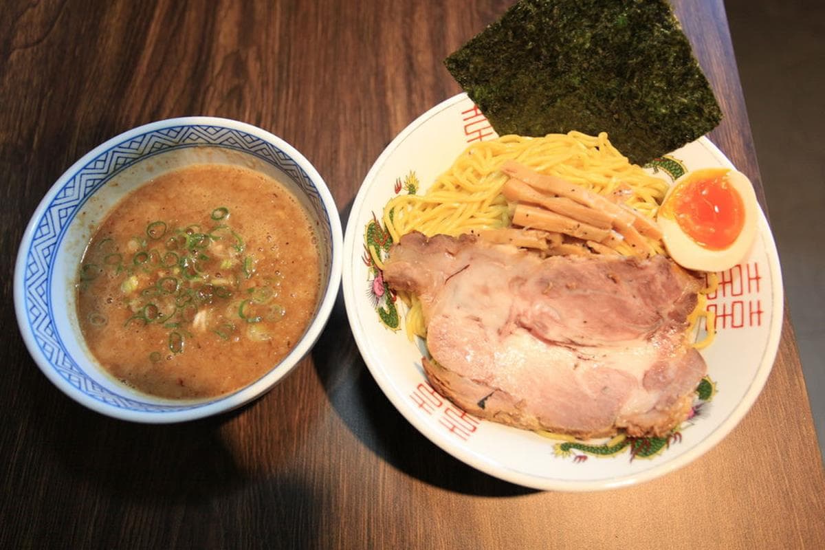 秒飛日本!超道地「豬背脂」豚骨拉麵重口味會愛,平日限定「魚介沾麵」叉燒重達50克 秒飛日本!超道地「豬背脂」豚骨拉麵重口味會愛,平日限定「魚介沾麵」叉燒重達50克