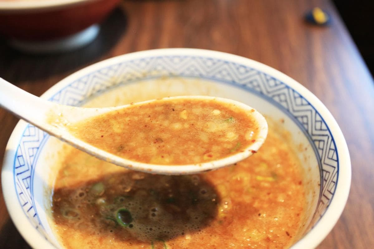 秒飛日本!超道地「豬背脂」豚骨拉麵重口味會愛,平日限定「魚介沾麵」叉燒重達50克 秒飛日本!超道地「豬背脂」豚骨拉麵重口味會愛,平日限定「魚介沾麵」叉燒重達50克