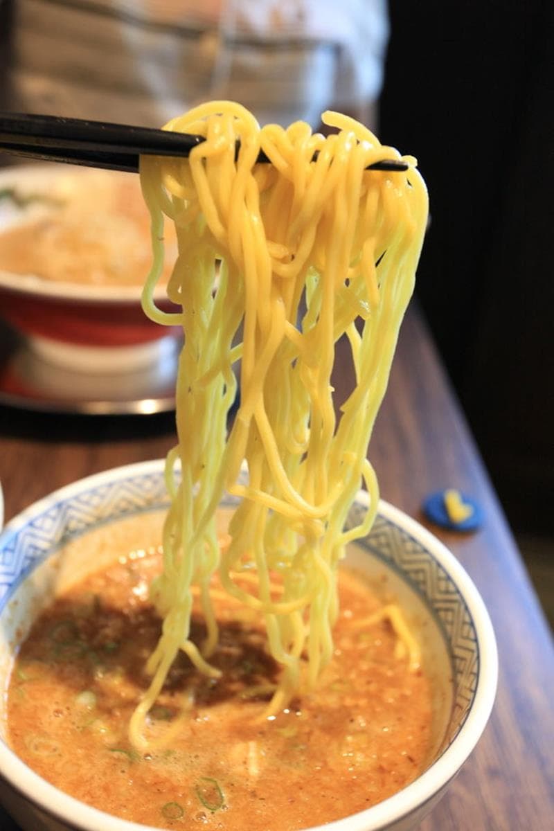 秒飛日本!超道地「豬背脂」豚骨拉麵重口味會愛,平日限定「魚介沾麵」叉燒重達50克 秒飛日本!超道地「豬背脂」豚骨拉麵重口味會愛,平日限定「魚介沾麵」叉燒重達50克
