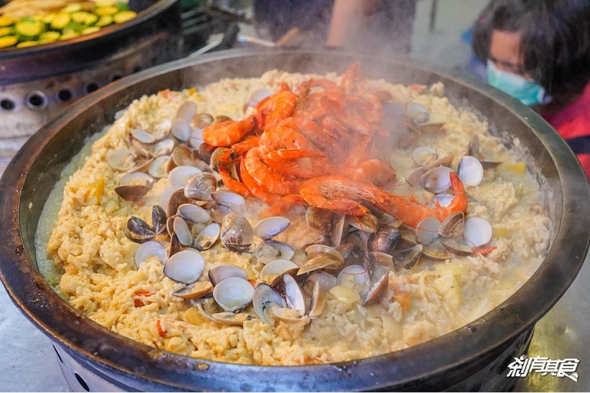 旱溪夜市名攤復活!人氣「鍋煮燉飯」鋪滿海鮮均一價100元,先嗑超濃郁奶油白醬 旱溪夜市名攤復活!人氣「鍋煮燉飯」鋪滿海鮮均一價100元,先嗑超濃郁奶油白醬