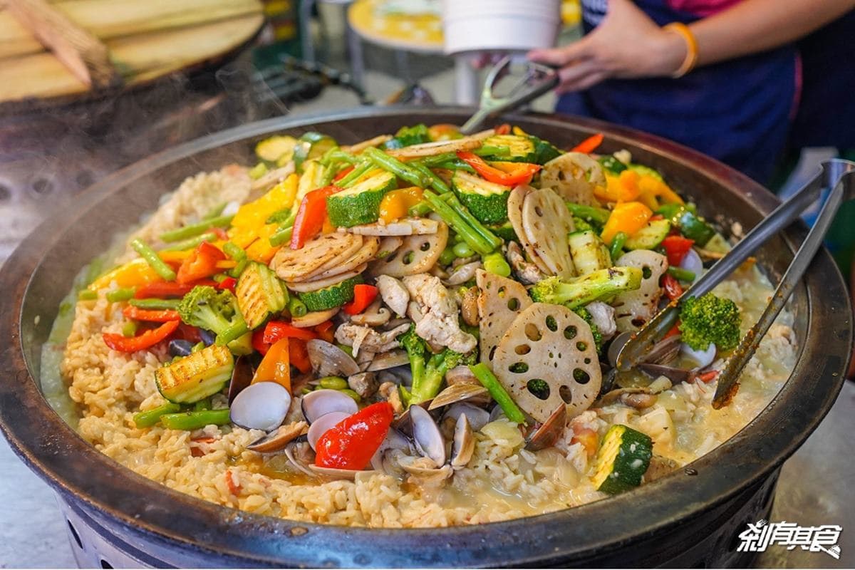 旱溪夜市名攤復活!人氣「鍋煮燉飯」鋪滿海鮮均一價100元,先嗑超濃郁奶油白醬 旱溪夜市名攤復活!人氣「鍋煮燉飯」鋪滿海鮮均一價100元,先嗑超濃郁奶油白醬