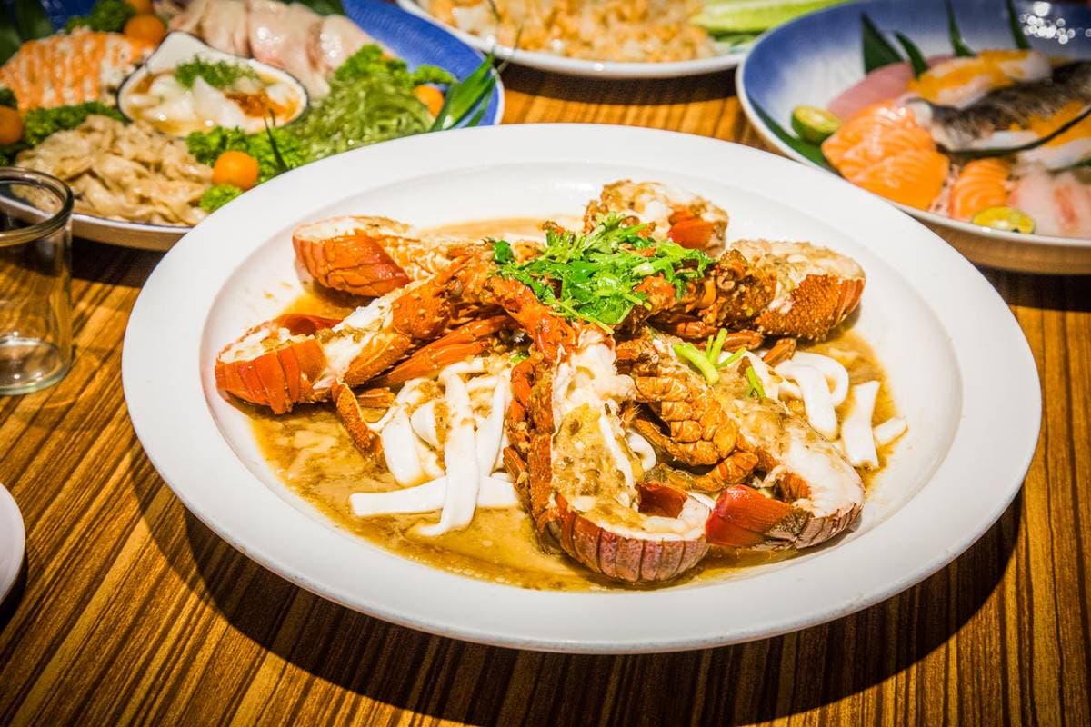 自家漁船捕撈!市區海鮮料理比漁港還便宜,超澎派6人餐先嗑活體龍蝦、避風塘螃蟹 自家漁船捕撈!市區海鮮料理比漁港還便宜,超澎派6人餐先嗑活體龍蝦、避風塘螃蟹