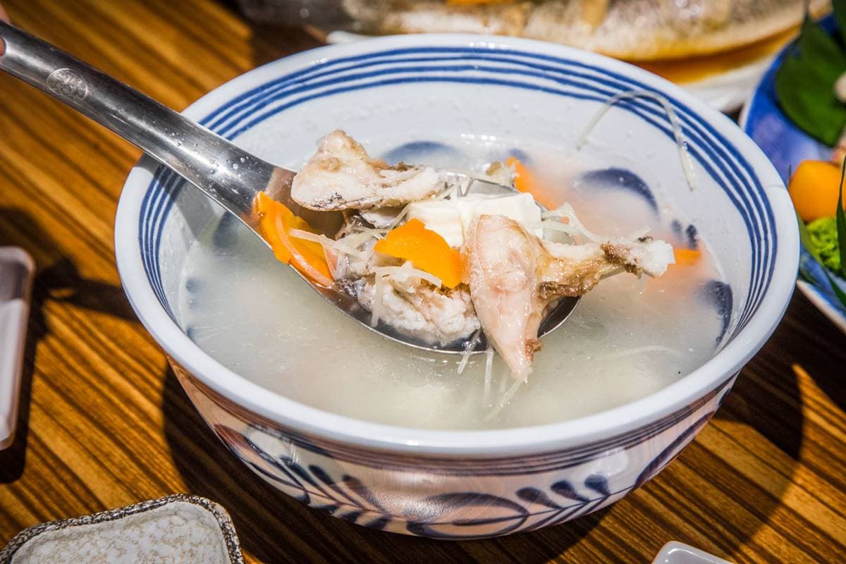 自家漁船捕撈!市區海鮮料理比漁港還便宜,超澎派6人餐先嗑活體龍蝦、避風塘螃蟹 自家漁船捕撈!市區海鮮料理比漁港還便宜,超澎派6人餐先嗑活體龍蝦、避風塘螃蟹