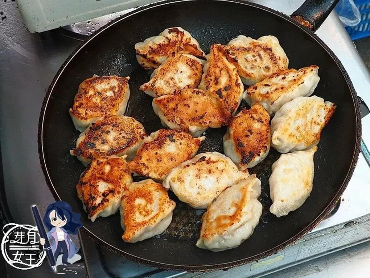 想吃先預訂!巨無霸「港式煎餃」吃4顆就會飽,經典高麗菜內餡一咬就噴汁 想吃先預訂!巨無霸「港式煎餃」吃4顆就會飽,經典高麗菜內餡一咬就噴汁