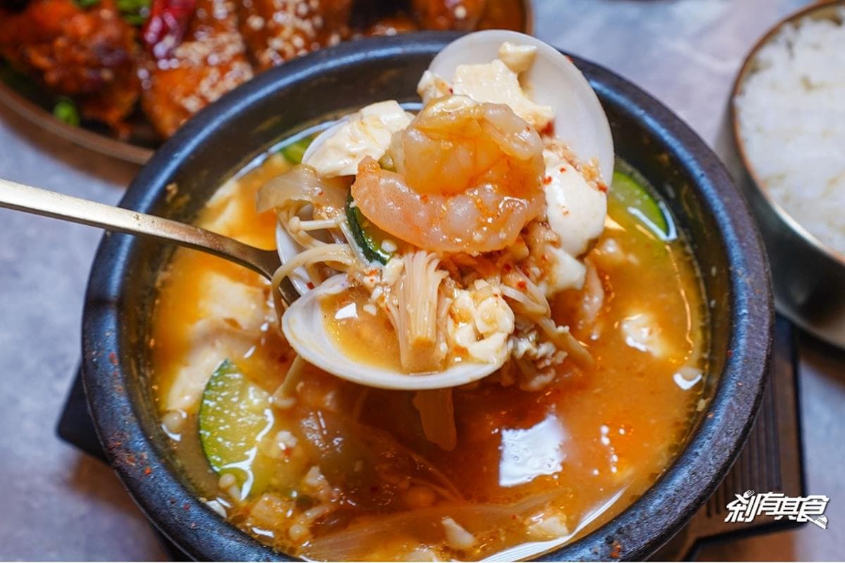 【新開店】外帶8折!道地韓料必點傳統豆腐鍋、祕製麻辣炸雞,網美搶拍美女與野獸調酒 【新開店】外帶8折!道地韓料必點傳統豆腐鍋、祕製麻辣炸雞,網美搶拍美女與野獸調酒