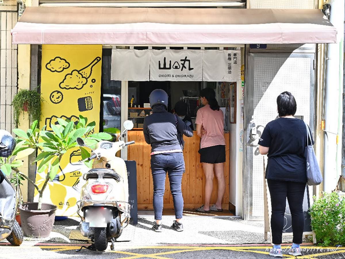 晚來吃不到!IG瘋傳三角造型「日式飯糰」超可愛,邪惡炙燒系列先嗑「起司明太子」 晚來吃不到!IG瘋傳三角造型「日式飯糰」超可愛,邪惡炙燒系列先嗑「起司明太子」