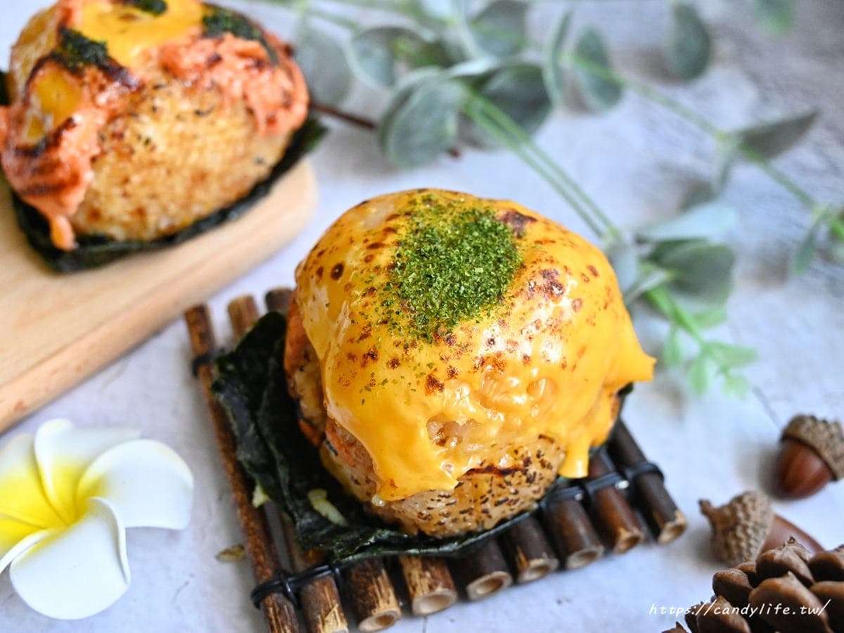 晚來吃不到!IG瘋傳三角造型「日式飯糰」超可愛,邪惡炙燒系列先嗑「起司明太子」 晚來吃不到!IG瘋傳三角造型「日式飯糰」超可愛,邪惡炙燒系列先嗑「起司明太子」