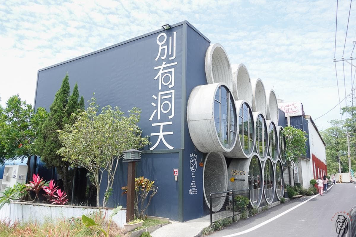 網美朝聖打卡!超有哏咖啡廳必拍彩色「水管屋包廂」,先嗑大分量「啤酒炸魚」早午餐 網美朝聖打卡!超有哏咖啡廳必拍彩色「水管屋包廂」,先嗑大分量「啤酒炸魚」早午餐