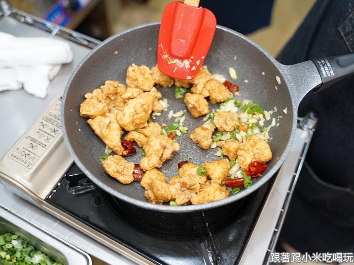 炸物控必收!獨門鹹酥雞先嗑「蒜香避風塘」口味,爆餡「芋泥QQ球」小朋友會愛 炸物控必收!獨門鹹酥雞先嗑「蒜香避風塘」口味,爆餡「芋泥QQ球」小朋友會愛