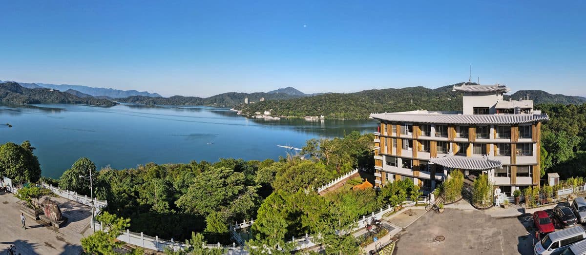 【新開店】全台最美湖景飯店!香客大樓變身文青建築,躺床看無敵山景、必拍打卡茶餐廳 【新開店】全台最美湖景飯店!香客大樓變身文青建築,躺床看無敵山景、必拍打卡茶餐廳
