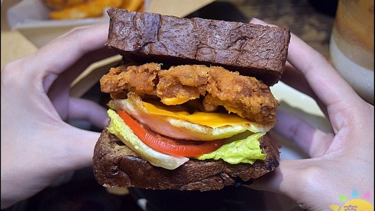超浮誇早午餐!南洋風「巨無霸肉桂捲」Q綿不甜膩,嘗鮮必試全台唯一「嗆辣生吐司」 超浮誇早午餐!南洋風「巨無霸肉桂捲」Q綿不甜膩,嘗鮮必試全台唯一「嗆辣生吐司」