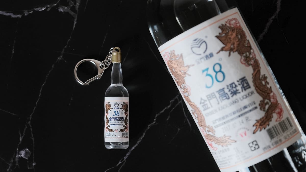 嗶嗶!停車竟拿高粱酒刷卡!原來是迷你「38度金門高粱酒」造型悠遊卡,網友讚:超逼真 嗶嗶!停車竟拿高粱酒刷卡!原來是迷你「38度金門高粱酒」造型悠遊卡,網友讚:超逼真