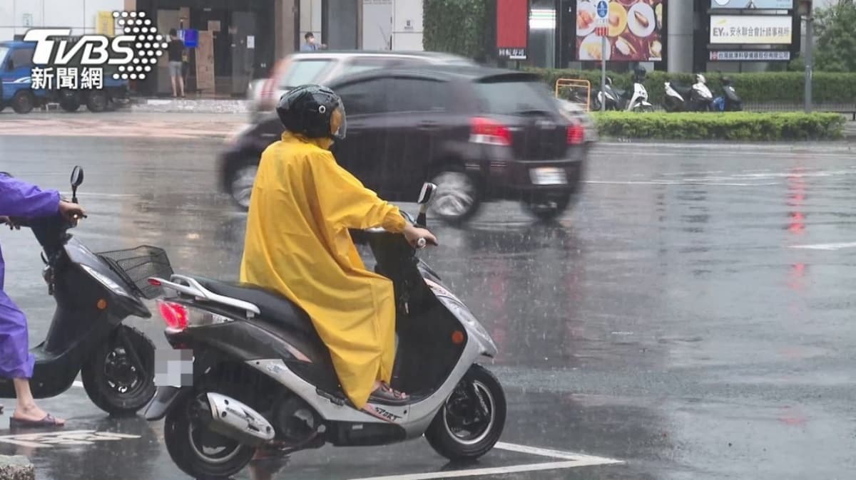 今明防劇烈天氣!下週這天恐有秋颱形成,「大迴轉」模擬路徑出爐 今明防劇烈天氣!下週這天恐有秋颱形成,「大迴轉」模擬路徑出爐