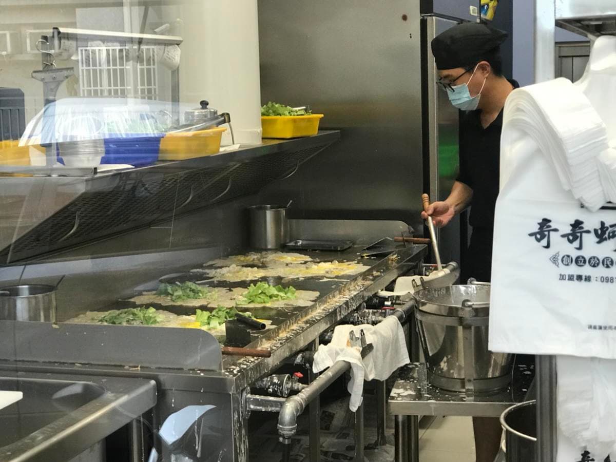 別處吃不到!高雄「蚵仔煎蓋麵」超有哏,必點綜合煎+雞絲麵最對味 別處吃不到!高雄「蚵仔煎蓋麵」超有哏,必點綜合煎+雞絲麵最對味