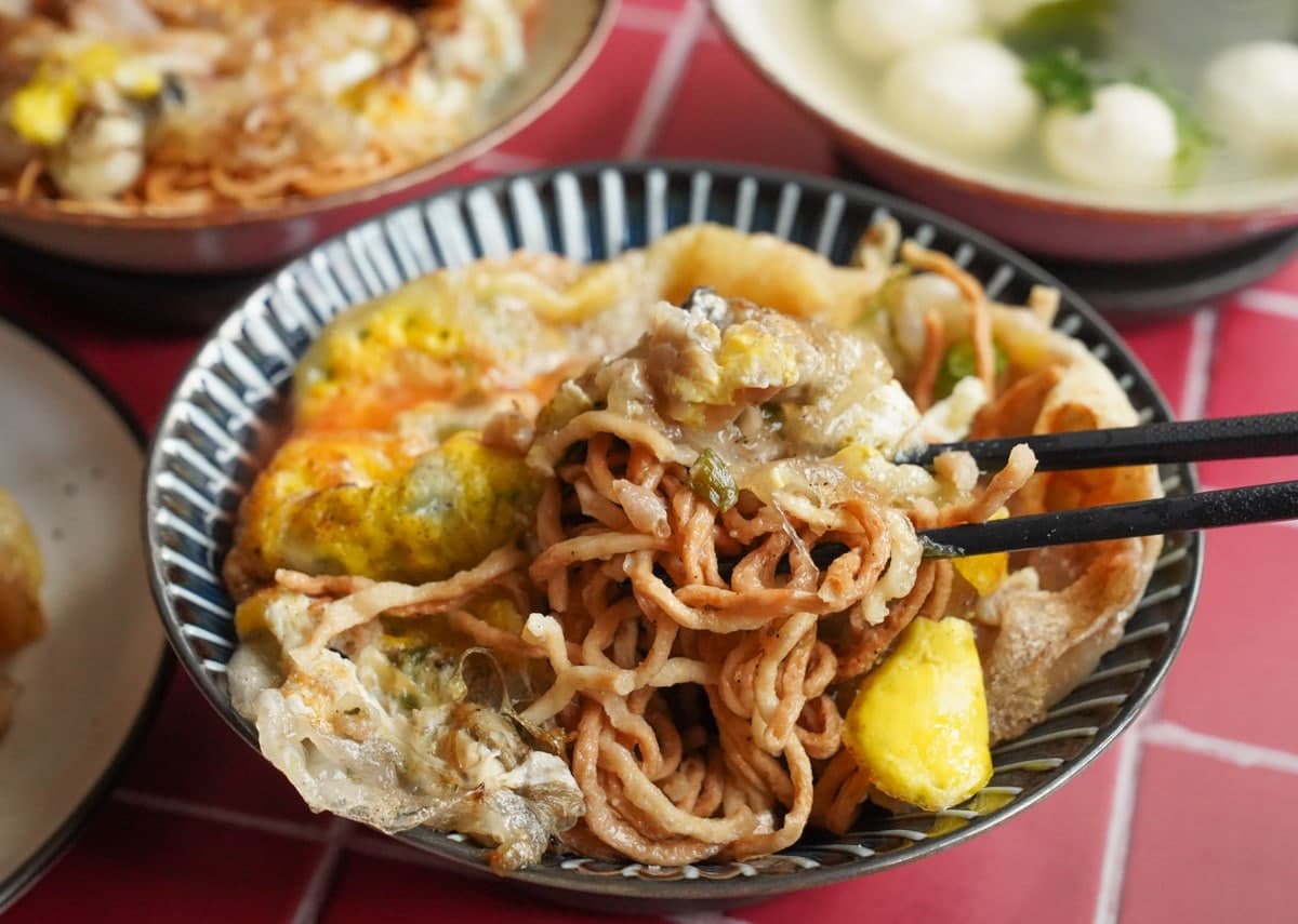 別處吃不到!高雄「蚵仔煎蓋麵」超有哏,必點綜合煎+雞絲麵最對味 別處吃不到!高雄「蚵仔煎蓋麵」超有哏,必點綜合煎+雞絲麵最對味