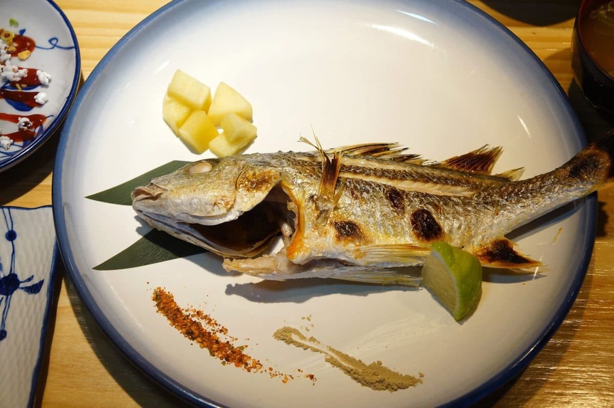 每天換菜單!「現流海鮮套餐」先嘗少女系櫻花蝦米漢堡,厚切生魚片愈嚼愈甜 每天換菜單!「現流海鮮套餐」先嘗少女系櫻花蝦米漢堡,厚切生魚片愈嚼愈甜