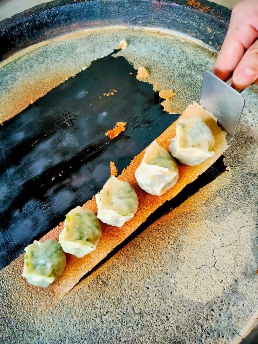 1顆4元!桃園「雪花煎餃」吃得到焦香脆皮,綜合口味一次嗑2種內餡 1顆4元!桃園「雪花煎餃」吃得到焦香脆皮,綜合口味一次嗑2種內餡