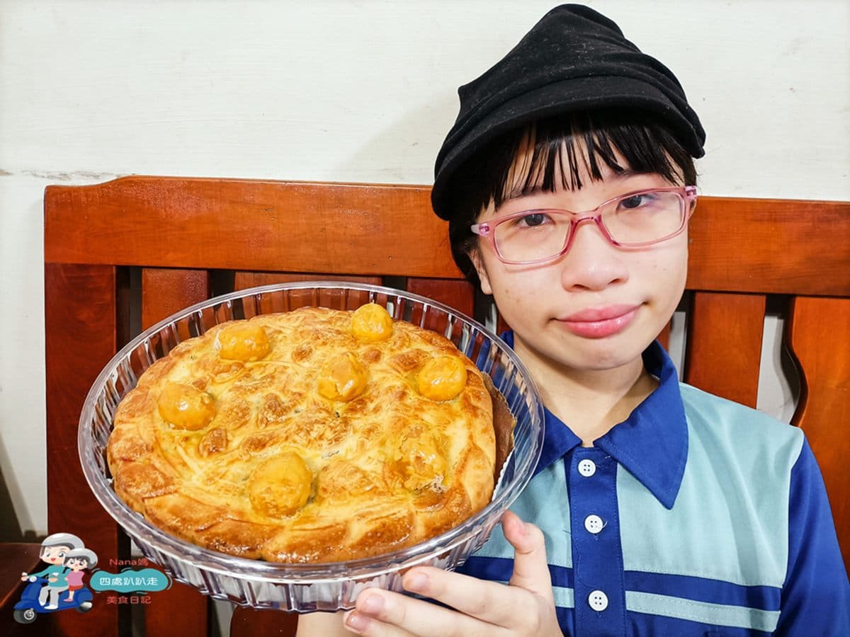 中秋限定!新竹老字號食品坊「巨無霸月餅」比臉大,十大伴手禮鹹水鴨也必買 中秋限定!新竹老字號食品坊「巨無霸月餅」比臉大,十大伴手禮鹹水鴨也必買
