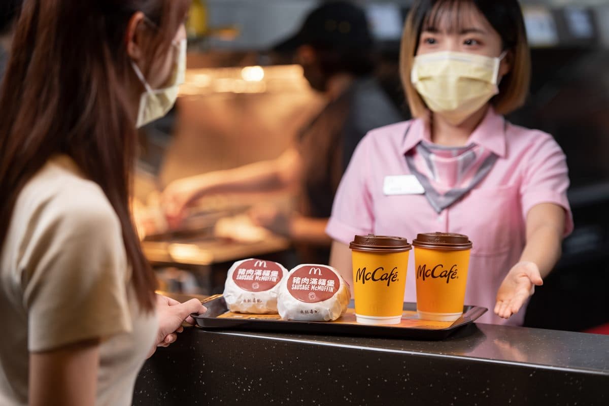 麥當勞連續28天「買一送一」!秀手機畫面現賺335元,漢堡24元就能吃 麥當勞連續28天「買一送一」!秀手機畫面現賺335元,漢堡24元就能吃