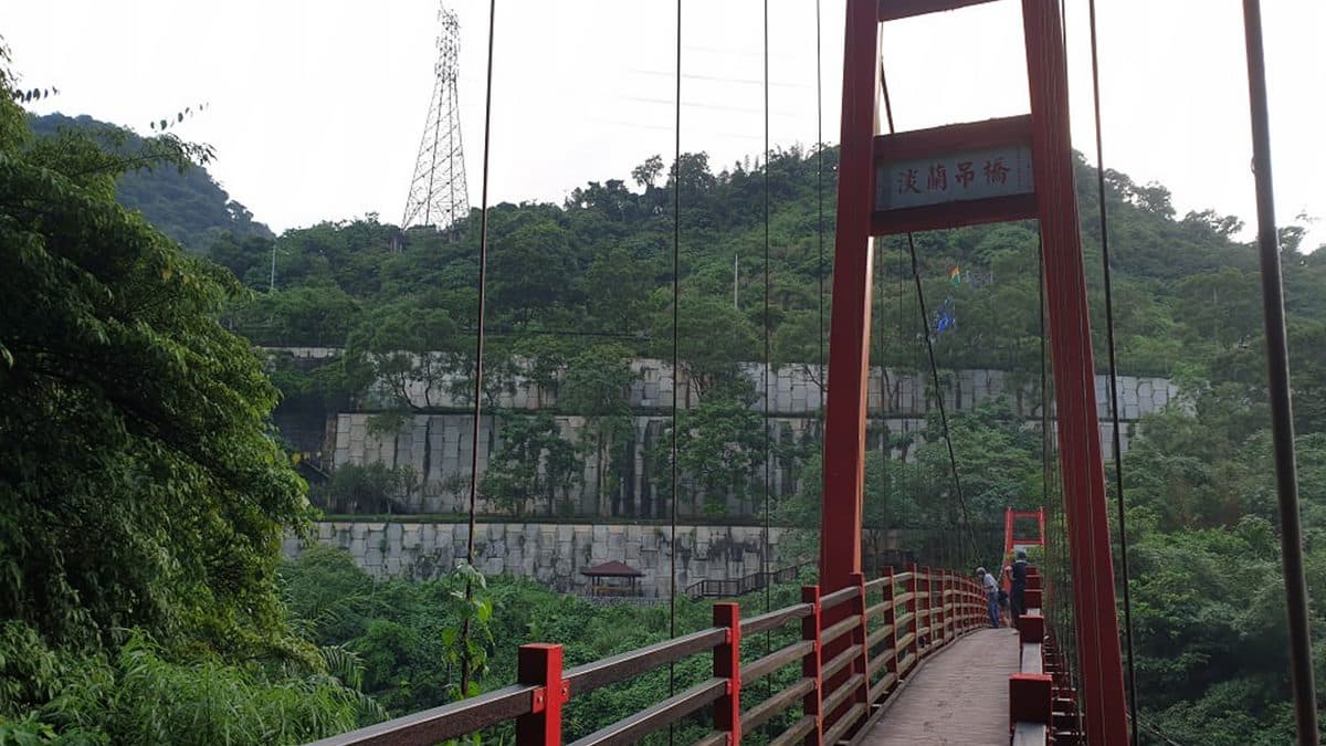 森林系水水必衝!石碇祕境1日6行程:打卡鱷魚島、美拍古道吊橋、陶藝DIY 森林系水水必衝!石碇祕境1日6行程:打卡鱷魚島、美拍古道吊橋、陶藝DIY