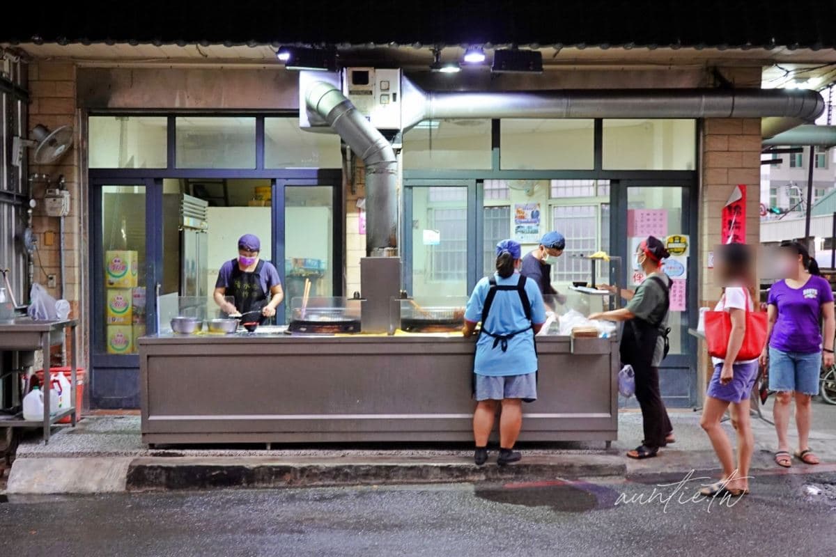 內行人才知道!台中無招牌「炸粿老店」必嘗飽滿蚵炸,現炸肉粿吃得到洋蔥香 內行人才知道!台中無招牌「炸粿老店」必嘗飽滿蚵炸,現炸肉粿吃得到洋蔥香