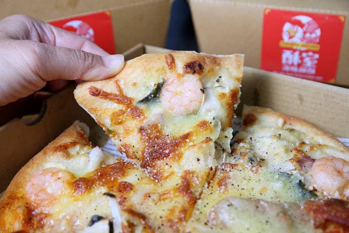 【新開店】超有哏!台中「綠色鹹酥雞」有滿滿九層塔香,銀絲捲必沾肉桂醬 【新開店】超有哏!台中「綠色鹹酥雞」有滿滿九層塔香,銀絲捲必沾肉桂醬