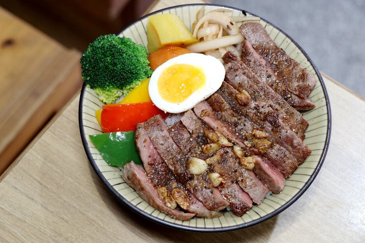 不怕吃不飽!台北高CP值「日式丼飯」加飯不加價,先嗑大分量舒肥牛排丼 不怕吃不飽!台北高CP值「日式丼飯」加飯不加價,先嗑大分量舒肥牛排丼