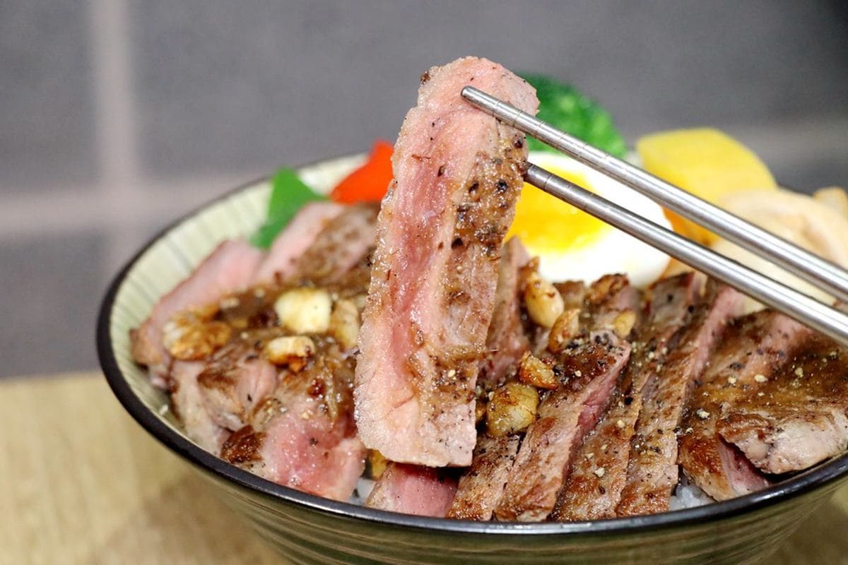 不怕吃不飽!台北高CP值「日式丼飯」加飯不加價,先嗑大分量舒肥牛排丼 不怕吃不飽!台北高CP值「日式丼飯」加飯不加價,先嗑大分量舒肥牛排丼