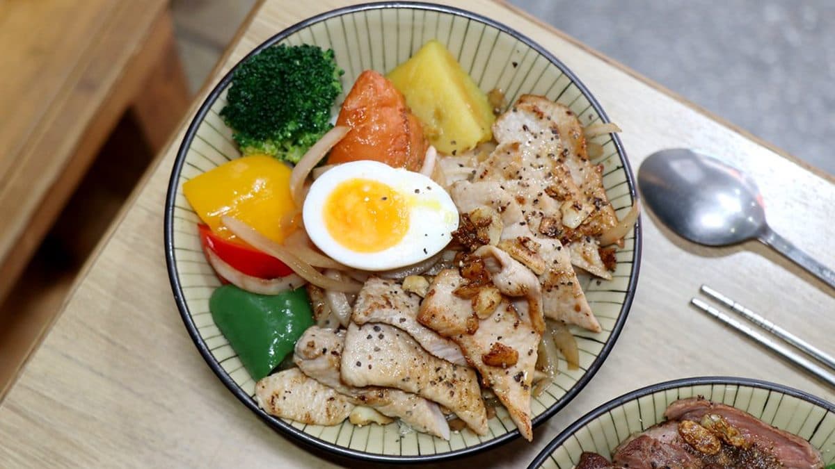 不怕吃不飽!台北高CP值「日式丼飯」加飯不加價,先嗑大分量舒肥牛排丼 不怕吃不飽!台北高CP值「日式丼飯」加飯不加價,先嗑大分量舒肥牛排丼