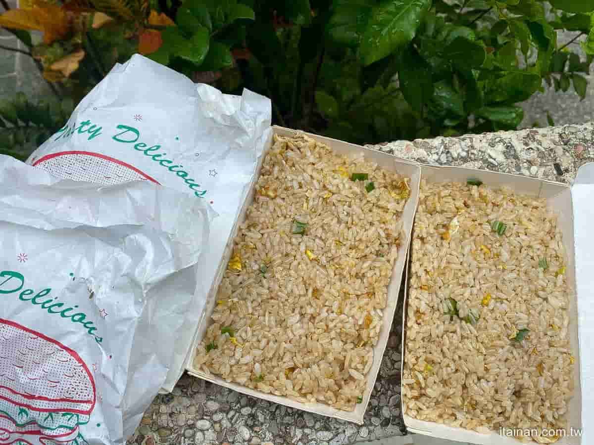 滿到蓋不起來!台南超浮誇炒飯鋪「整塊雞排」只要90元,還能免費加飯太佛心 滿到蓋不起來!台南超浮誇炒飯鋪「整塊雞排」只要90元,還能免費加飯太佛心