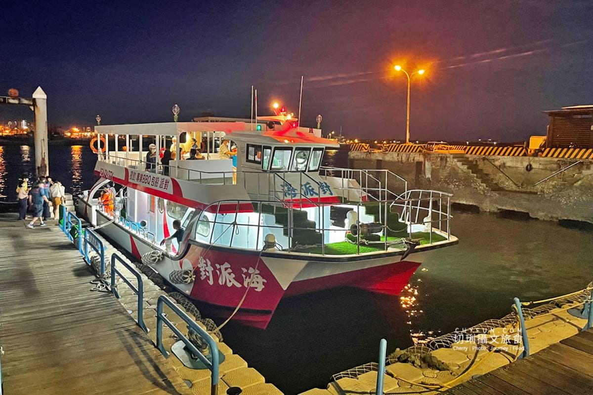 包船爽玩!澎湖「雙層遊艇」出海體驗夜釣小管,還能享受BBQ大餐、歡唱KTV 包船爽玩!澎湖「雙層遊艇」出海體驗夜釣小管,還能享受BBQ大餐、歡唱KTV