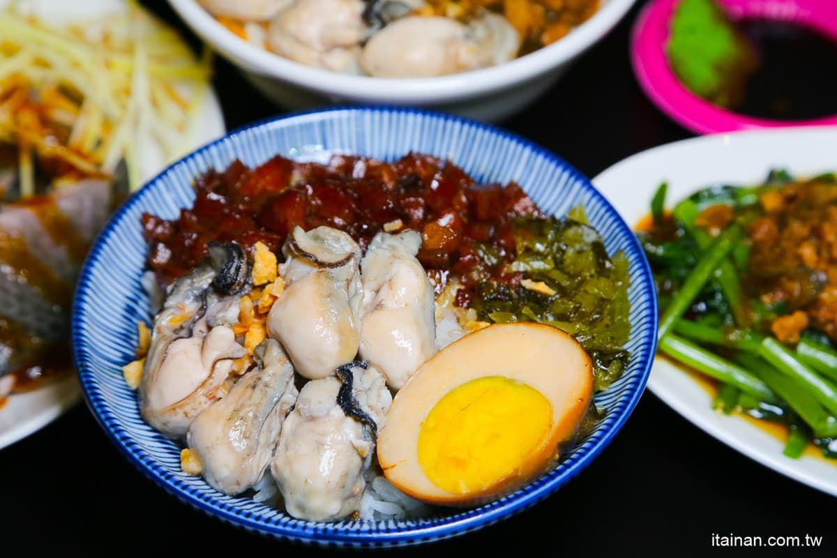 菜單上找不到!台南隱藏版「鮮蚵滷肉飯」只要60元,海產湯吃得到7種海味 菜單上找不到!台南隱藏版「鮮蚵滷肉飯」只要60元,海產湯吃得到7種海味