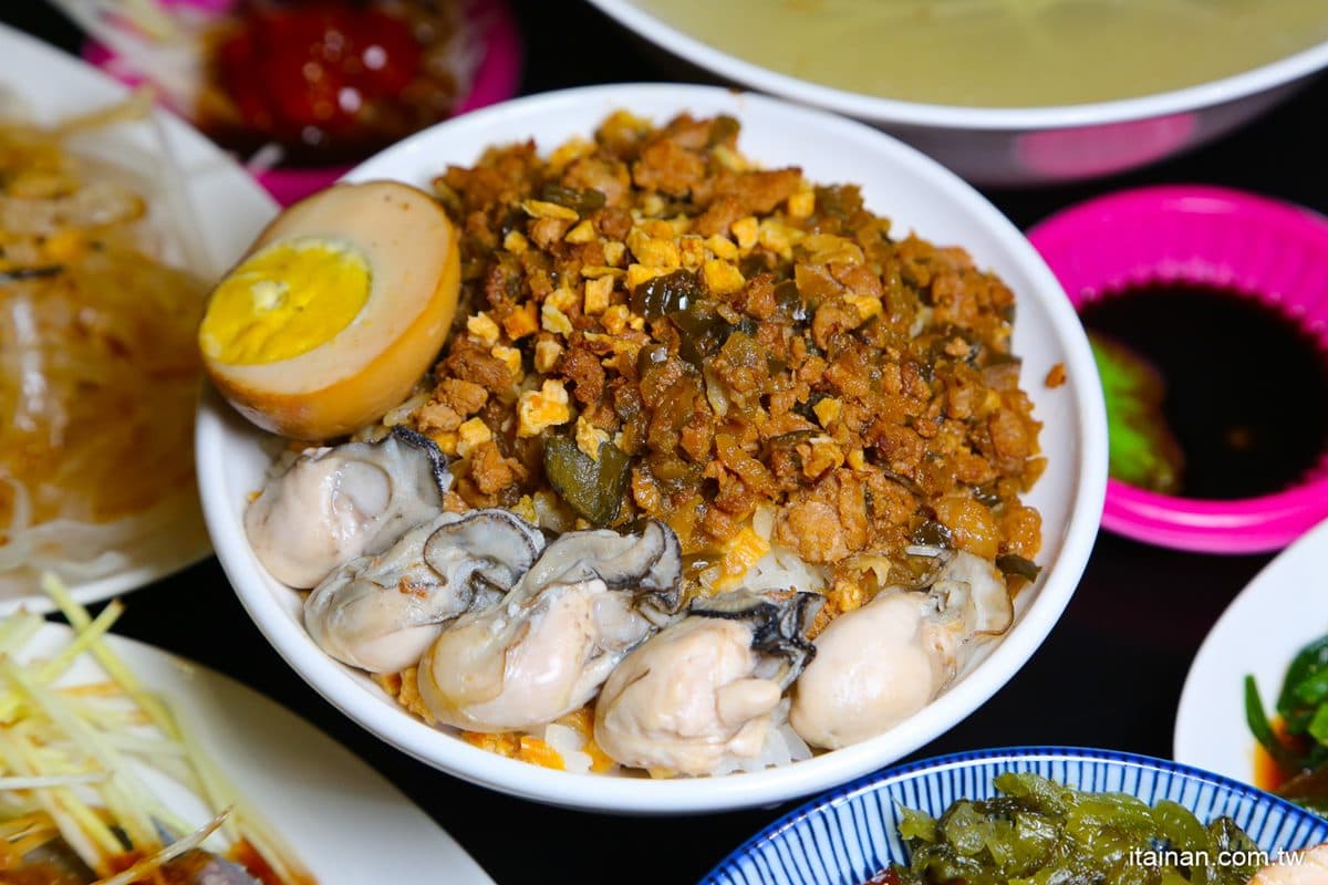 菜單上找不到!台南隱藏版「鮮蚵滷肉飯」只要60元,海產湯吃得到7種海味 菜單上找不到!台南隱藏版「鮮蚵滷肉飯」只要60元,海產湯吃得到7種海味
