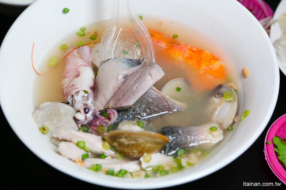 菜單上找不到!台南隱藏版「鮮蚵滷肉飯」只要60元,海產湯吃得到7種海味 菜單上找不到!台南隱藏版「鮮蚵滷肉飯」只要60元,海產湯吃得到7種海味