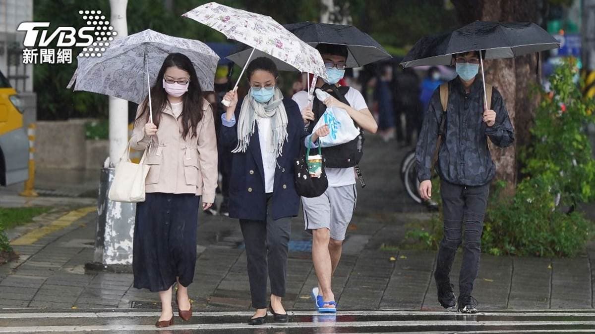 低溫探17度!東北季風發威「愈晚愈冷」,應注意局部性短暫陣雨 低溫探17度!東北季風發威「愈晚愈冷」,應注意局部性短暫陣雨